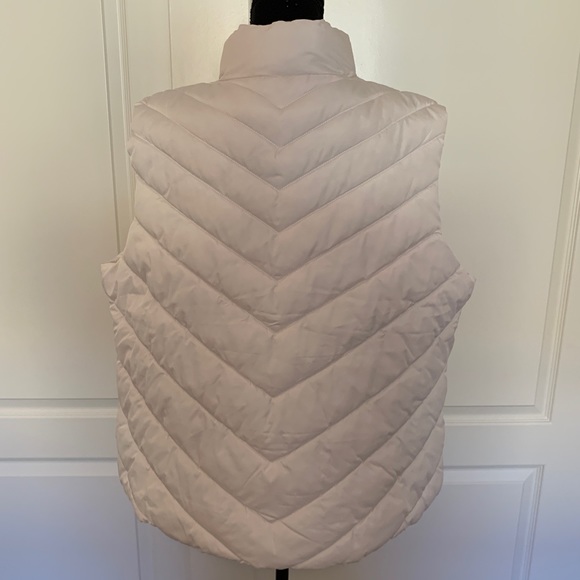 ❄️🤍 GAP Puffer Vest ❄️🤍 - Picture 10 of 16